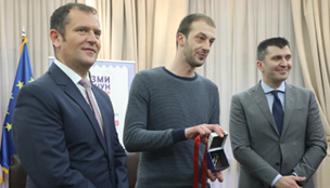 Потписан уговор са  добитником дргог јавног извлачења стана у Београду у оквиру  наградне игре Узми рачун и победи 2018 – први круг